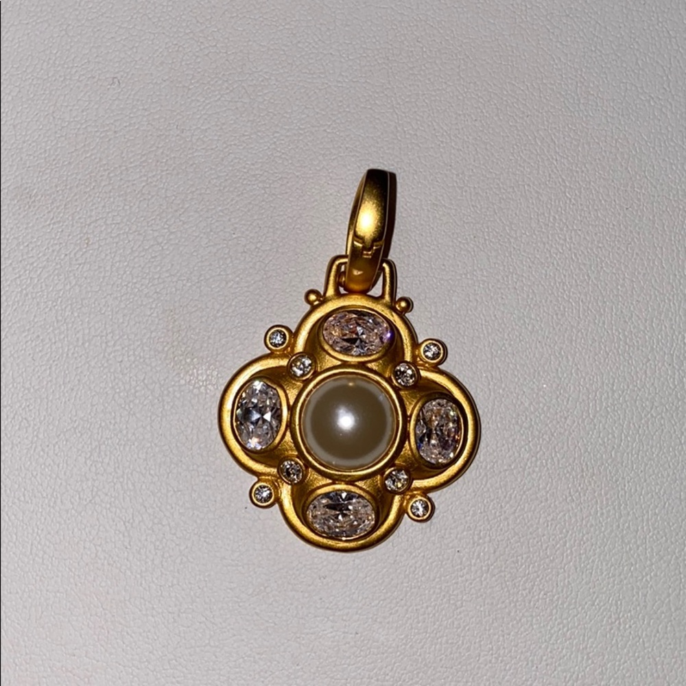 Gold pendant
